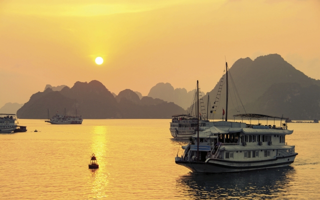 Sonnenuntergang in der Halong-Bucht