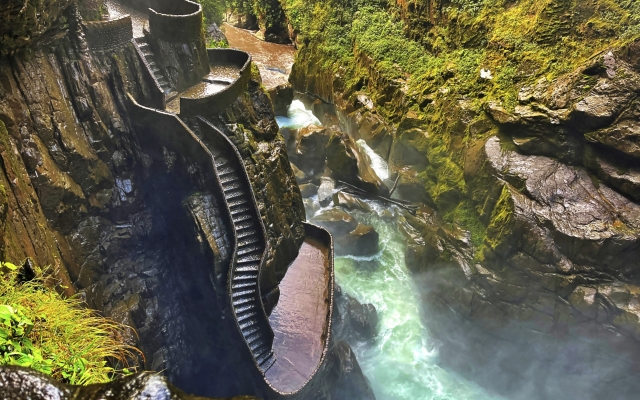 Der gewaltige Wasserfall Cascada del Diablo, Baños